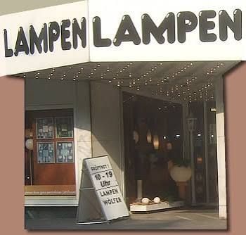 Ladenfront von Lampen Wölfer mit weißem Schriftzug-Banner